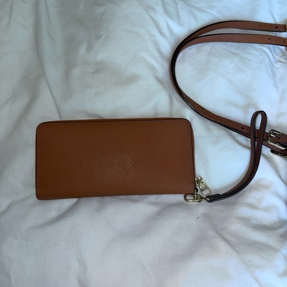 Tory Burch - Robinson Tote and Robinson Continental Zip Wallet - Picture 11 of 12